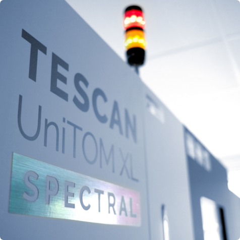 帶有TESCAN UniTOM XL Spectral標誌的設備